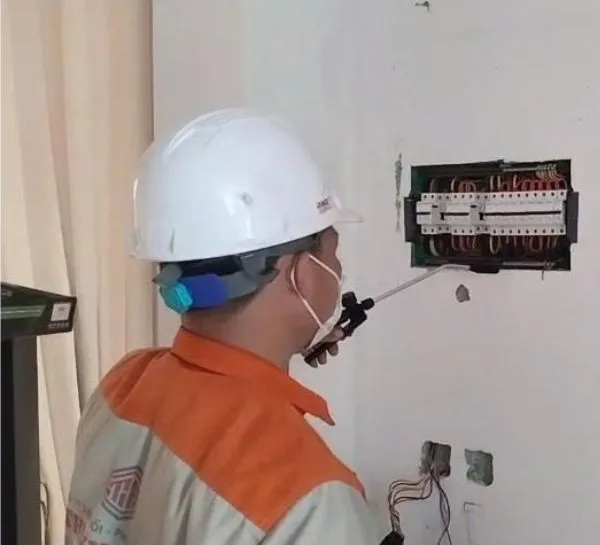 Kỹ thuật viên Thịnh Hưng đang xử lý diệt mối âm tường tại nhà dân Kỹ thuật viên Thịnh Hưng đang xử lý diệt mối âm tường tại nhà dân