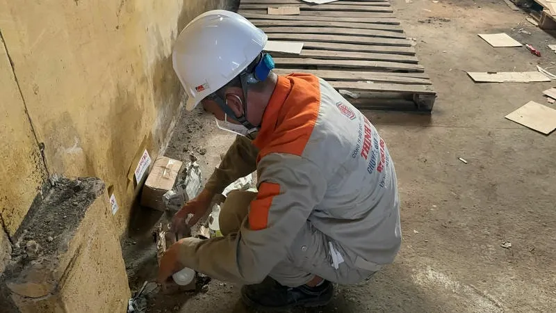 Kỹ thuật viên diệt mối tại Bà Rịa sử dụng thuốc an toàn