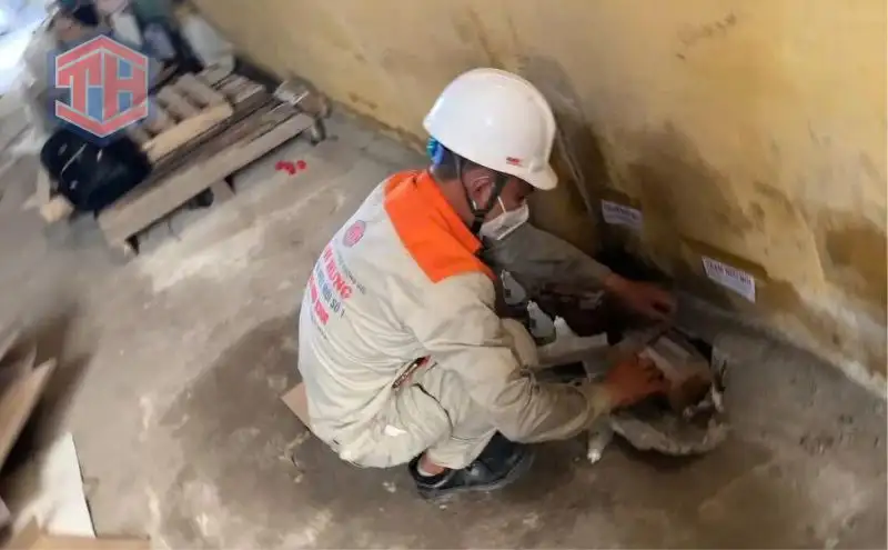 Kỹ thuật viên diệt mối tại Phú Mỹ sử dụng thuốc an toàn